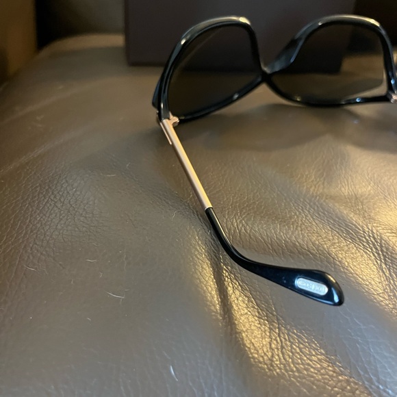 Tom Ford sunglasses in like new condition. - Picture 3 of 8